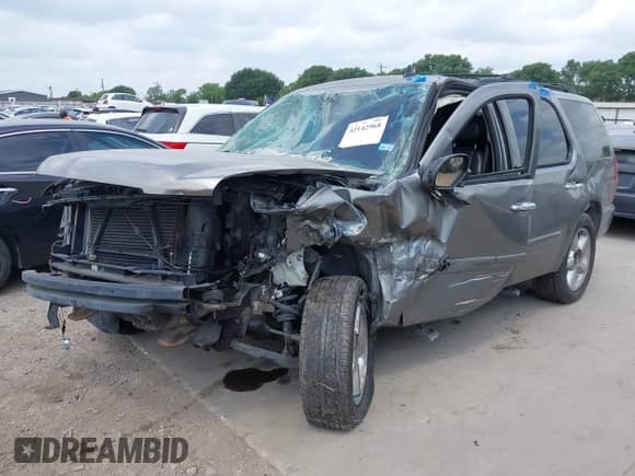 2008 Chevrolet Tahoe 1LT z VIN 1GNFC13038R207600, wystawiony jako IAAI lot #42142968 z przebiegiem 133 926 mil mil oraz . Historia ofert i sprzedaży dostępna na DreamBid. Obrazek 2.