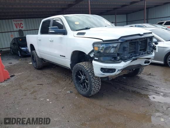 2021 Ram 1500 Big Horn z VIN 1C6SRFFT9MN598009, wystawiony jako IAAI lot #42442713 z przebiegiem 113 784 mil mil oraz . Historia ofert i sprzedaży dostępna na DreamBid. Obrazek 1.