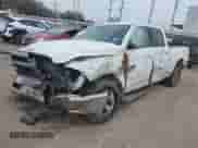 2020 Ram 1500 SLT z VIN 1C6RR6TT6LS136719, wystawiony jako IAAI lot #41722811 z przebiegiem 165 960 mil mil oraz . Historia ofert i sprzedaży dostępna na DreamBid. Obrazek 2.