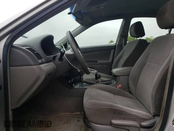 2005 Toyota Camry LE z VIN 4T1BF32K95U084032, wystawiony jako Copart lot #82052665 z przebiegiem 261 218 mil mil oraz Szkoda całkowita • Salvage title. Historia ofert i sprzedaży dostępna na DreamBid. Obrazek 7.