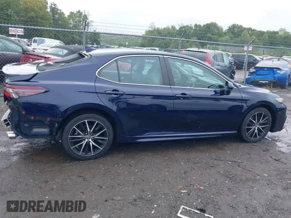2021 Toyota Camry SE Nightshade z VIN 4T1G11AK8MU585082, wystawiony jako IAAI lot #43245347 z przebiegiem 88 301 mil mil oraz . Historia ofert i sprzedaży dostępna na DreamBid. Obrazek 14.