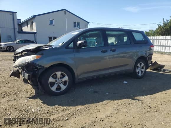 2012 Toyota Sienna with VIN 5TDZK3DC4CS184450, listed as a Copart auction lot 71284385 with 207,878 mi miles and Salvage title. Bid and sale history available at DreamBid. Image 1.