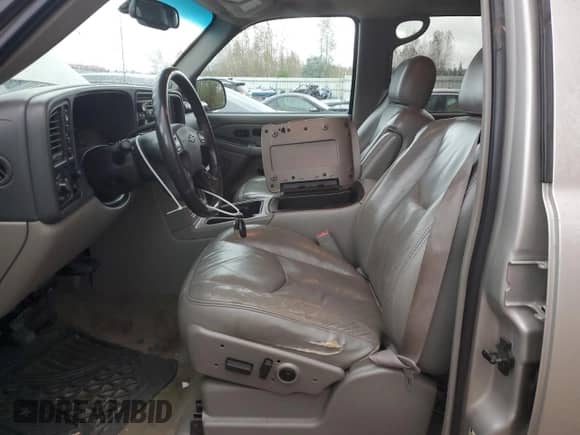 2004 Chevrolet Suburban Z71 z VIN 3GNFK16Z84G169384, wystawiony jako Copart lot #76400574 z przebiegiem 298 885 mil mil oraz Czysty tytuł • Clean title. Historia ofert i sprzedaży dostępna na DreamBid. Obrazek 7.