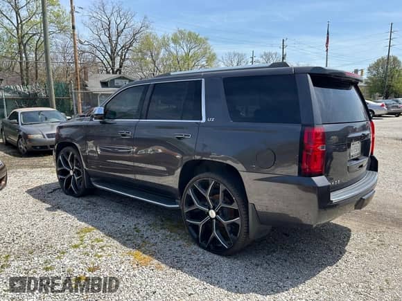 2015 Chevrolet Tahoe LTZ z VIN 1GNSKCKC9FR738998, wystawiony jako IAAI lot #42112162 z przebiegiem 193 600 mil mil oraz . Historia ofert i sprzedaży dostępna na DreamBid. Obrazek 3.