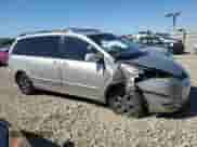 2004 Toyota Sienna XLE z VIN 5TDZA22C54S115784, wystawiony jako Copart lot #82240335 z przebiegiem 277 943 mil mil oraz Szkoda całkowita • Salvage title. Historia ofert i sprzedaży dostępna na DreamBid. Obrazek 4.