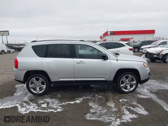 2012 Jeep Compass Limited z VIN 1C4NJCCB3CD511555, wystawiony jako IAAI lot #41752339 z przebiegiem 128 435 mil mil oraz . Historia ofert i sprzedaży dostępna na DreamBid. Obrazek 13.