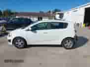 2012 Chevrolet Sonic LS z VIN 1G1JA6SH8C4193124, wystawiony jako IAAI lot #40961827 z przebiegiem 123 990 mil mil oraz . Historia ofert i sprzedaży dostępna na DreamBid. Obrazek 15.