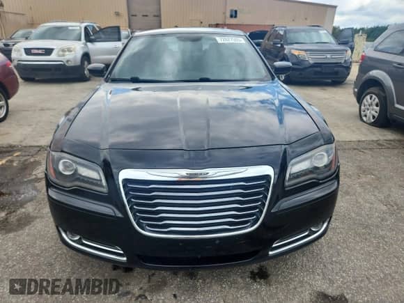 2012 Chrysler 300 S z VIN 2C3CCABG4CH206317, wystawiony jako Copart lot #84461695 z przebiegiem 159 495 mil mil oraz Czysty tytuł • Clean title. Historia ofert i sprzedaży dostępna na DreamBid. Obrazek 5.
