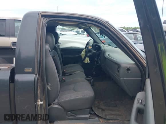 2004 Chevrolet Silverado 1500 Work Truck z VIN 1GCEC14X24Z280645, wystawiony jako IAAI lot #42153375 z przebiegiem 79 598 mil mil oraz . Historia ofert i sprzedaży dostępna na DreamBid. Obrazek 5.