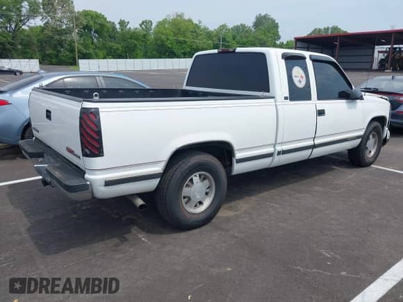 1996 GMC Sierra 1500 z VIN 2GTEC19R6T1533497, wystawiony jako IAAI lot #42258796 z przebiegiem 350 216 mil mil oraz . Historia ofert i sprzedaży dostępna na DreamBid. Obrazek 4.