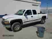 1999 Chevrolet Silverado 2500 LS z VIN 1GCGK29U7XE164899, wystawiony jako Copart lot #57677685 z przebiegiem 154 007 mil mil oraz Czysty tytuł • Clean title. Historia ofert i sprzedaży dostępna na DreamBid. Obrazek 1.