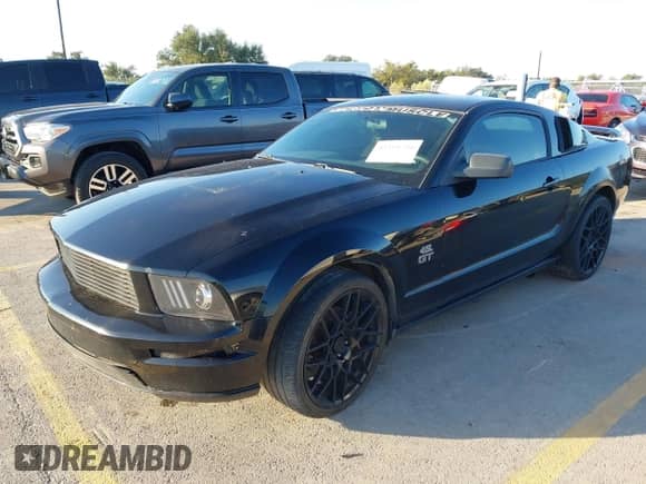 2008 Ford Mustang GT Deluxe с VIN 1ZVHT82H585185332, выставлен на аукционе IAAI как лот 43395236 с пробегом 158 639 миль миль и . История ставок и продаж доступна на DreamBid. Изображение 2.