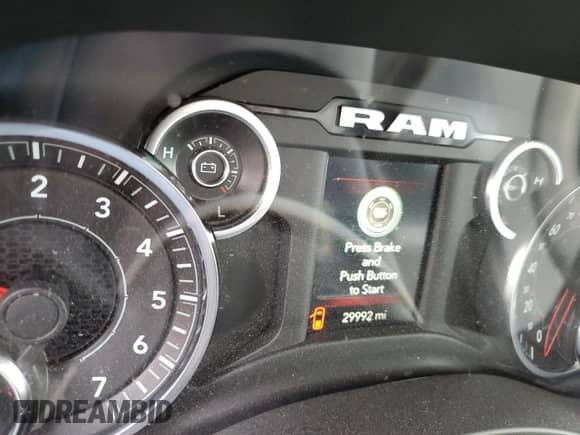 2023 Ram 1500 Big Horn z VIN 1C6RREFG2PN545975, wystawiony jako Copart lot #70820004 z przebiegiem 29 992 mil mil oraz Szkoda całkowita • Salvage title. Historia ofert i sprzedaży dostępna na DreamBid. Obrazek 9.