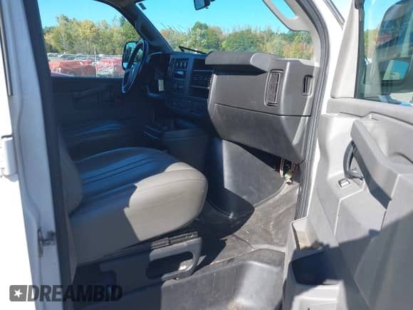 2021 Chevrolet Express Cargo z VIN 1GCWGAFP5M1214918, wystawiony jako IAAI lot #43456666 z przebiegiem 113 515 mil mil oraz . Historia ofert i sprzedaży dostępna na DreamBid. Obrazek 5.