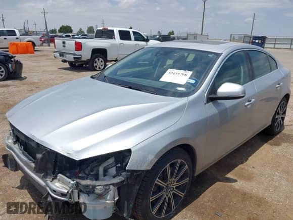 2018 Volvo S60 Inscription z VIN LYV402TK0JB160443, wystawiony jako IAAI lot #42439708 z przebiegiem 85 339 mil mil oraz . Historia ofert i sprzedaży dostępna na DreamBid. Obrazek 2.