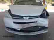 2004 Toyota Sienna XLE z VIN 5TDZA22C94S054651, wystawiony jako IAAI lot #42943588 z przebiegiem 242 458 mil mil oraz . Historia ofert i sprzedaży dostępna na DreamBid. Obrazek 6.