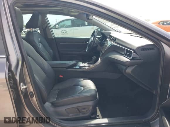 2020 Toyota Camry XSE z VIN 4T1K61AK8LU986917, wystawiony jako IAAI lot #43093102 z przebiegiem 50 424 mil mil oraz . Historia ofert i sprzedaży dostępna na DreamBid. Obrazek 5.