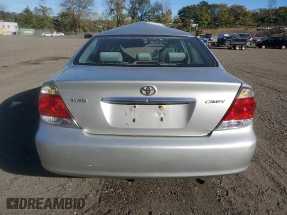2005 Toyota Camry STD z VIN 4T1BE32K45U962727, wystawiony jako Copart lot #86768455 z przebiegiem 168 897 mil mil oraz Szkoda całkowita • Salvage title. Historia ofert i sprzedaży dostępna na DreamBid. Obrazek 6.