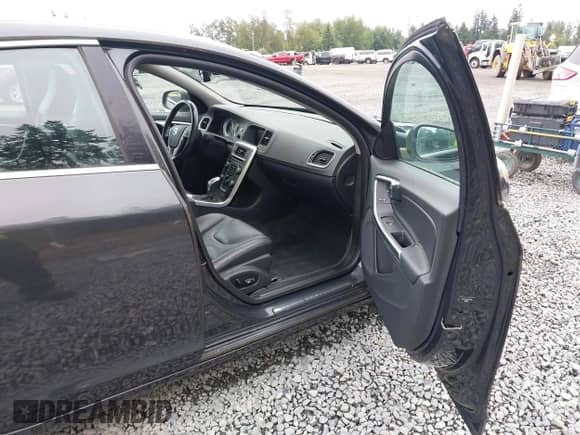 2013 Volvo S60 T5 с VIN YV1612FHXD2170399, выставлен на аукционе IAAI как лот 42923636 с пробегом Не указан миль и . История ставок и продаж доступна на DreamBid. Изображение 5.