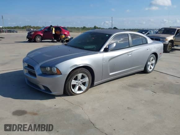 2014 Dodge Charger SE z VIN 2C3CDXBG9EH192983, wystawiony jako IAAI lot #43553133 z przebiegiem 124 512 mil mil oraz . Historia ofert i sprzedaży dostępna na DreamBid. Obrazek 2.