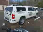 2017 Toyota Tundra SR5 z VIN 5TFDY5F12HX646120, wystawiony jako IAAI lot #41876350 z przebiegiem 114 237 mil mil oraz . Historia ofert i sprzedaży dostępna na DreamBid. Obrazek 4.