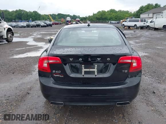 2016 Volvo S60 T5 Drive-E Premier z VIN YV126MFK7G2407961, wystawiony jako IAAI lot #42640958 z przebiegiem 96 884 mil mil oraz . Historia ofert i sprzedaży dostępna na DreamBid. Obrazek 16.