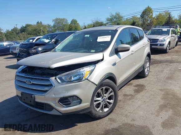 2017 Ford Escape SE z VIN 1FMCU9GDXHUC21779, wystawiony jako IAAI lot #43269673 z przebiegiem 131 569 mil mil oraz . Historia ofert i sprzedaży dostępna na DreamBid. Obrazek 17.