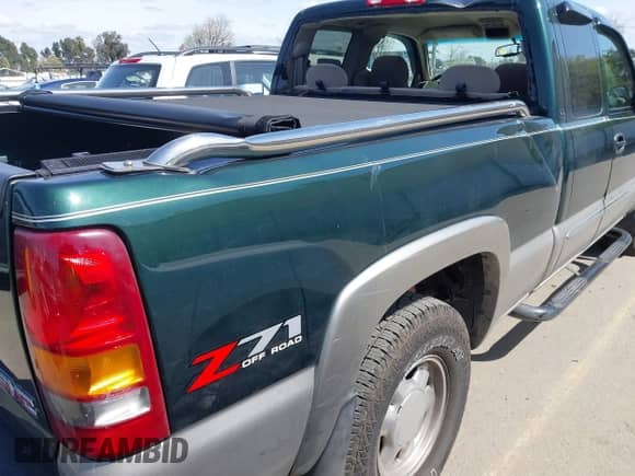 2003 GMC Sierra 1500 SLT с VIN 2GTEK19T631263010, выставлен на аукционе IAAI как лот 41846675 с пробегом 106 119 миль миль и . История ставок и продаж доступна на DreamBid. Изображение 13.