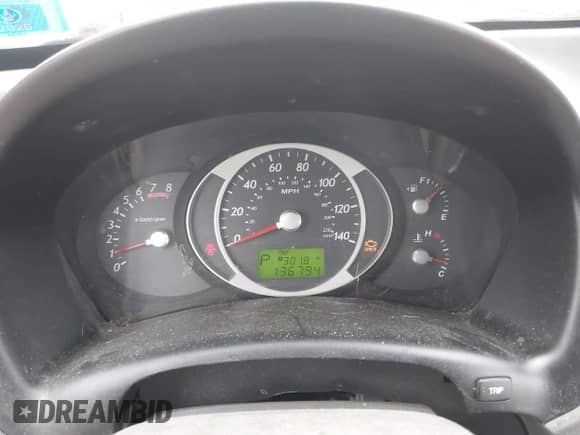 2008 Hyundai Tucson GLS z VIN KM8JM12B48U711956, wystawiony jako IAAI lot #43534119 z przebiegiem 136 794 mil mil oraz . Historia ofert i sprzedaży dostępna na DreamBid. Obrazek 7.