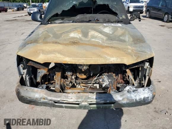 2004 Chevrolet Silverado 2500HD LS z VIN 1GCHC23U24F180122, wystawiony jako Copart lot #53521064 z przebiegiem Nie podano mil oraz Nie do naprawy • Non repairable. Historia ofert i sprzedaży dostępna na DreamBid. Obrazek 12.