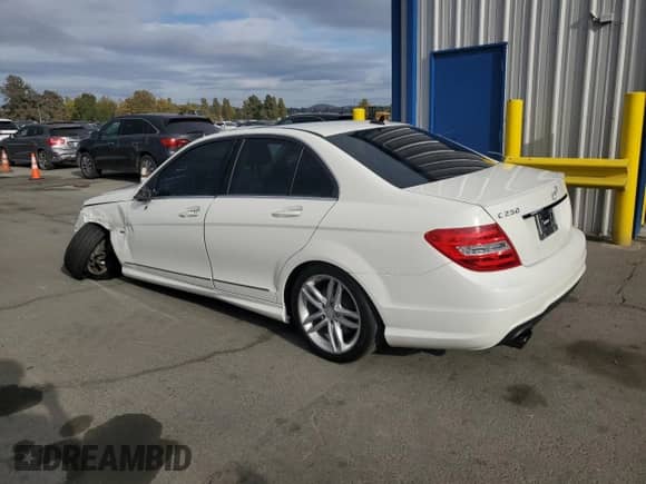 2012 Mercedes-Benz C 250 Sport z VIN WDDGF4HB9CA729189, wystawiony jako Copart lot #84050635 z przebiegiem 155 351 mil mil oraz Szkoda całkowita • Salvage title. Historia ofert i sprzedaży dostępna na DreamBid. Obrazek 2.