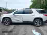 2018 Chevrolet Traverse LT z VIN 1GNERHKW6JJ149950, wystawiony jako IAAI lot #43249063 z przebiegiem 104 795 mil mil oraz . Historia ofert i sprzedaży dostępna na DreamBid. Obrazek 14.