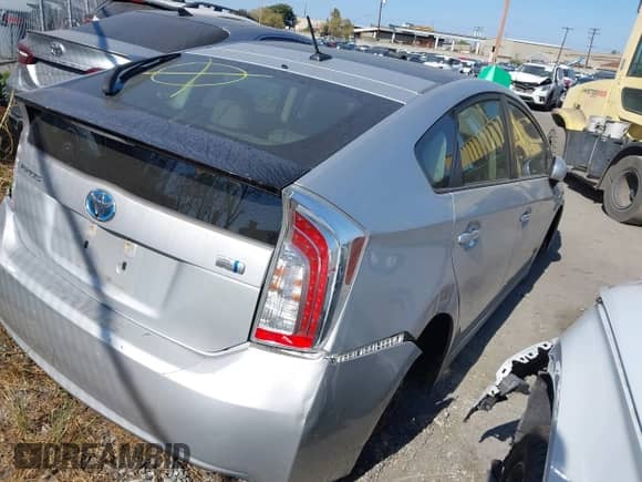 2015 Toyota Prius Four z VIN JTDKN3DUXF0402366, wystawiony jako IAAI lot #43263147 z przebiegiem 188 363 mil mil oraz . Historia ofert i sprzedaży dostępna na DreamBid. Obrazek 4.