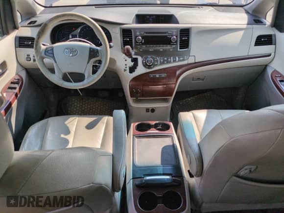 2012 Toyota Sienna XLE z VIN 5TDDK3DCXCS031999, wystawiony jako Copart lot #66875265 z przebiegiem 136 188 mil mil oraz Szkoda całkowita • Salvage title. Historia ofert i sprzedaży dostępna na DreamBid. Obrazek 8.