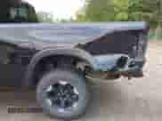 2019 Ram 1500 Rebel z VIN 1C6SRFET2KN705108, wystawiony jako IAAI lot #43163417 z przebiegiem 110 932 mil mil oraz . Historia ofert i sprzedaży dostępna na DreamBid. Obrazek 17.