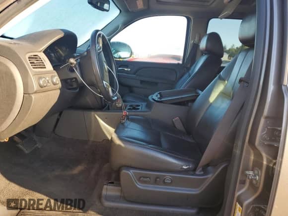 2011 Chevrolet Suburban LT z VIN 1GNSKJE33BR395289, wystawiony jako Copart lot #71931345 z przebiegiem 214 658 mil mil oraz Szkoda całkowita • Salvage title. Historia ofert i sprzedaży dostępna na DreamBid. Obrazek 7.