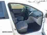 2017 Hyundai Accent SE z VIN KMHCT4AE2HU344628, wystawiony jako IAAI lot #43305840 z przebiegiem 93 291 mil mil oraz . Historia ofert i sprzedaży dostępna na DreamBid. Obrazek 5.