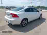 2016 Volvo S60 T5 Drive-E Premier z VIN YV126MFK3G2392567, wystawiony jako IAAI lot #42731679 z przebiegiem 91 321 mil mil oraz . Historia ofert i sprzedaży dostępna na DreamBid. Obrazek 4.