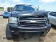 2010 Chevrolet Suburban LT z VIN 1GNUCJE08AR133987, wystawiony jako IAAI lot #42413997 z przebiegiem 268 401 mil mil oraz . Historia ofert i sprzedaży dostępna na DreamBid. Obrazek 13.