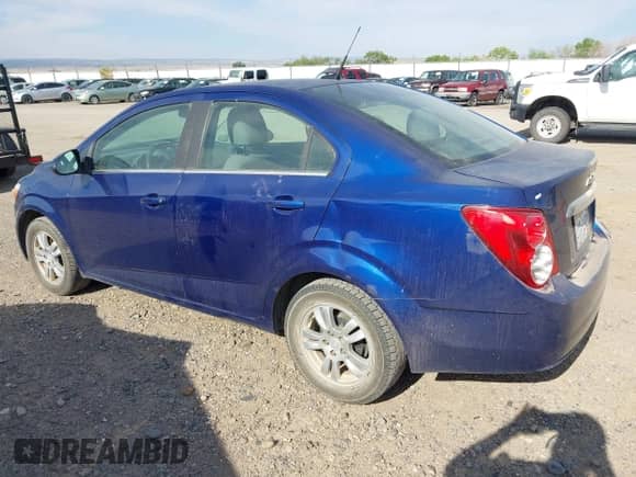 2013 Chevrolet Sonic LT z VIN 1G1JD5SB0D4198333, wystawiony jako IAAI lot #42797170 z przebiegiem 171 799 mil mil oraz . Historia ofert i sprzedaży dostępna na DreamBid. Obrazek 3.