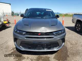 2023 Dodge Hornet GT Plus z VIN ZACNDFBN6P3A01235, wystawiony jako Copart lot #60383414 z przebiegiem 8 248 mil mil oraz Szkoda całkowita • Salvage title. Historia ofert i sprzedaży dostępna na DreamBid. Obrazek 5.