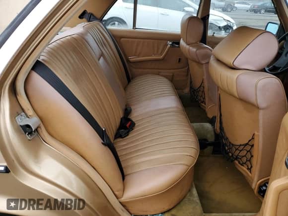 1984 Mercedes-Benz 300 D z VIN WDBAB33A4EA017095, wystawiony jako Copart lot #85545455 z przebiegiem 142 549 mil mil oraz Szkoda całkowita • Salvage title. Historia ofert i sprzedaży dostępna na DreamBid. Obrazek 10.