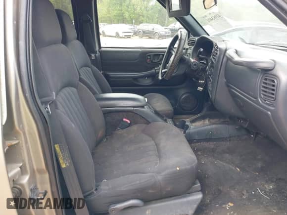 2003 Chevrolet Blazer LS с VIN 1GNCS13X43K102715, выставлен на аукционе IAAI как лот 41983401 с пробегом 164 897 миль миль и . История ставок и продаж доступна на DreamBid. Изображение 5.