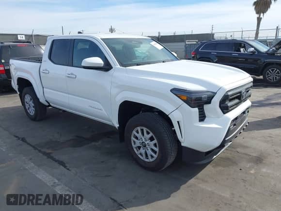 2024 Toyota Tacoma SR5 z VIN 3TMKB5FN5RM022914, wystawiony jako IAAI lot #41398168 z przebiegiem 2 535 mil mil oraz . Historia ofert i sprzedaży dostępna na DreamBid. Obrazek 1.