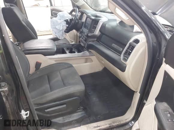 2020 Ram 1500 Big Horn z VIN 1C6SRFBT6LN142263, wystawiony jako IAAI lot #42992728 z przebiegiem 94 208 mil mil oraz . Historia ofert i sprzedaży dostępna na DreamBid. Obrazek 5.