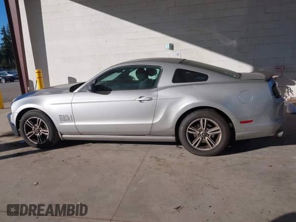 2014 Ford Mustang Premium с VIN 1ZVBP8AM7E5258141, выставлен на аукционе IAAI как лот 43455151 с пробегом 183 989 миль миль и . История ставок и продаж доступна на DreamBid. Изображение 15.