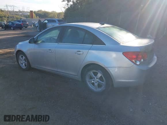 2013 Chevrolet Cruze 1LT z VIN 1G1PC5SB8D7310095, wystawiony jako IAAI lot #43429983 z przebiegiem 180 183 mil mil oraz . Historia ofert i sprzedaży dostępna na DreamBid. Obrazek 3.