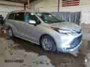 2022 Toyota Sienna XLE z VIN 5TDJSKFC4NS048133, wystawiony jako Copart lot #65748225 z przebiegiem 33 254 mil mil oraz Szkoda całkowita • Salvage title. Historia ofert i sprzedaży dostępna na DreamBid. Obrazek 4.