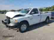 2020 Ram 1500 Tradesman z VIN 3C6JR6DG0LG209492, wystawiony jako Copart lot #53262505 z przebiegiem 76 371 mil mil oraz Czysty tytuł • Clean title. Historia ofert i sprzedaży dostępna na DreamBid. Obrazek 1.