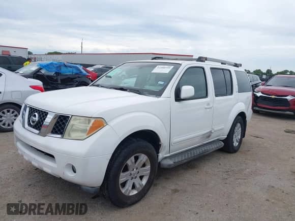 2005 Nissan Pathfinder LE z VIN 5N1AR18U25C732610, wystawiony jako IAAI lot #42480599 z przebiegiem 266 668 mil mil oraz . Historia ofert i sprzedaży dostępna na DreamBid. Obrazek 2.